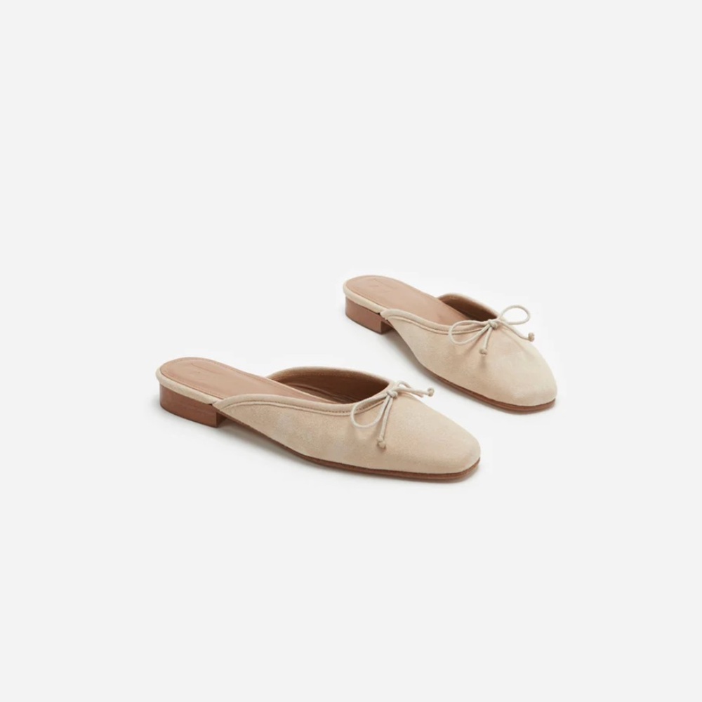 Flatter suede flats